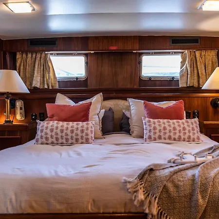 Yacht Our Alissa Botel Premia De Mar