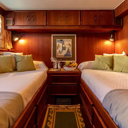 Yacht Our Alissa Botel Premia De Mar