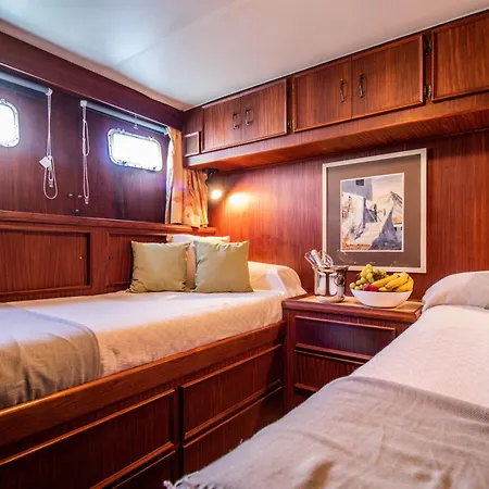 Yacht Our Alissa Premia De Mar