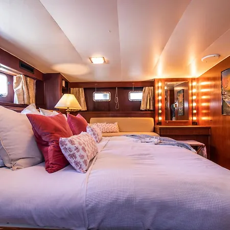 Yacht Our Alissa Botel