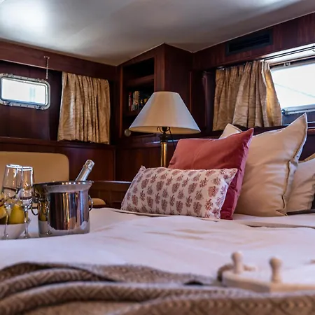 Yacht Our Alissa Botel Premia De Mar